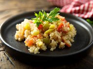 Рецепта Задушена киноа със зеленчуци - домати, жълти чушки и тиквички